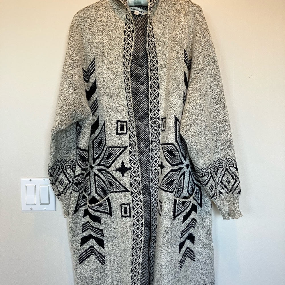 DAVI & DANI Gray and Black Shrug with Geometric Patterns